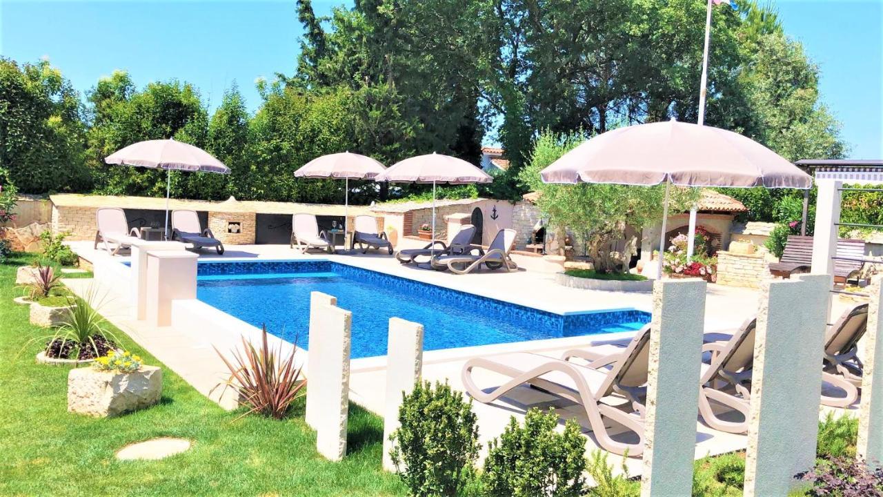 Apartment Villa Engel With Pool โปเรช ภายนอก รูปภาพ