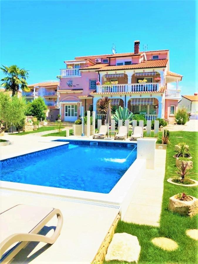 Apartment Villa Engel With Pool โปเรช ภายนอก รูปภาพ