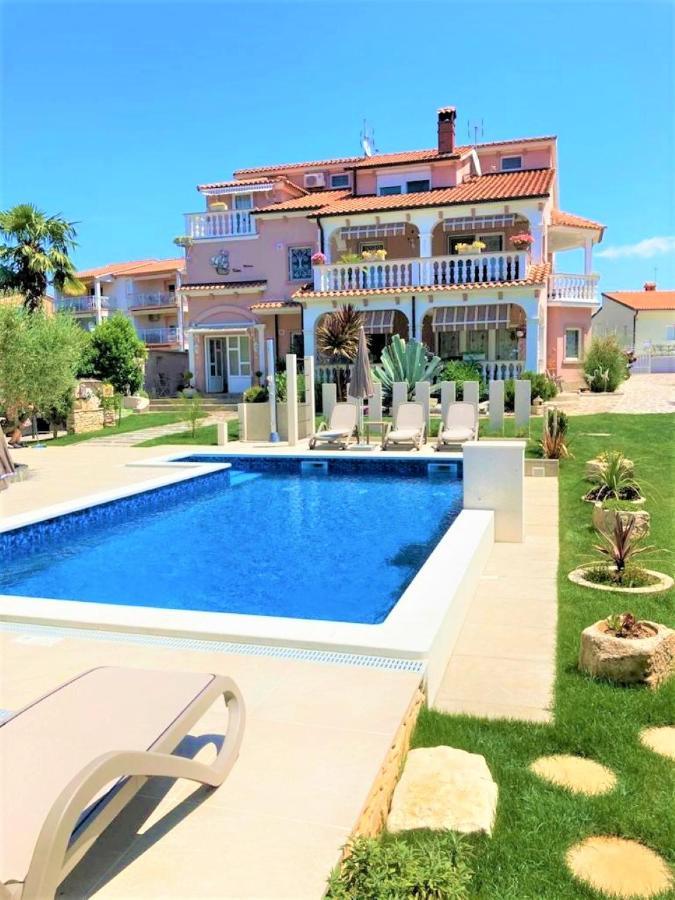 Apartment Villa Engel With Pool โปเรช ภายนอก รูปภาพ