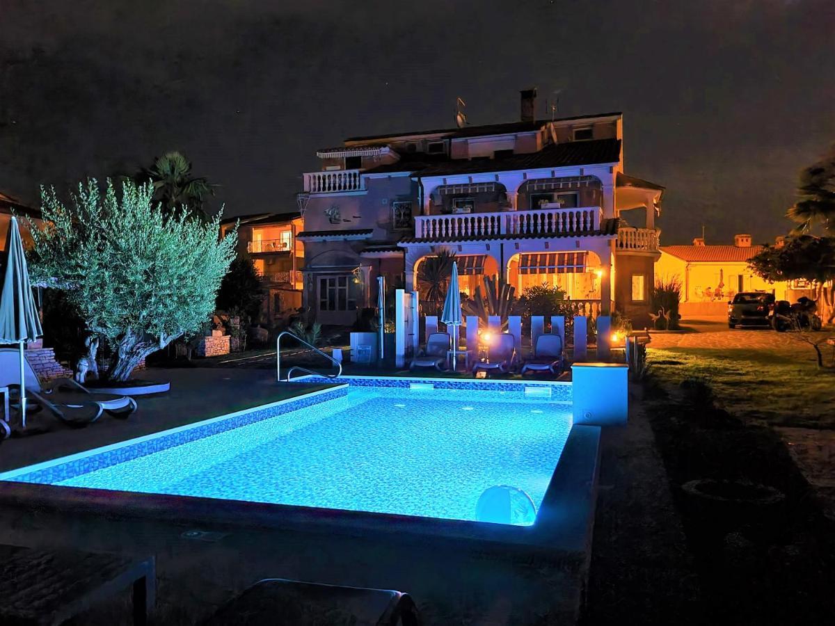 Apartment Villa Engel With Pool โปเรช ภายนอก รูปภาพ